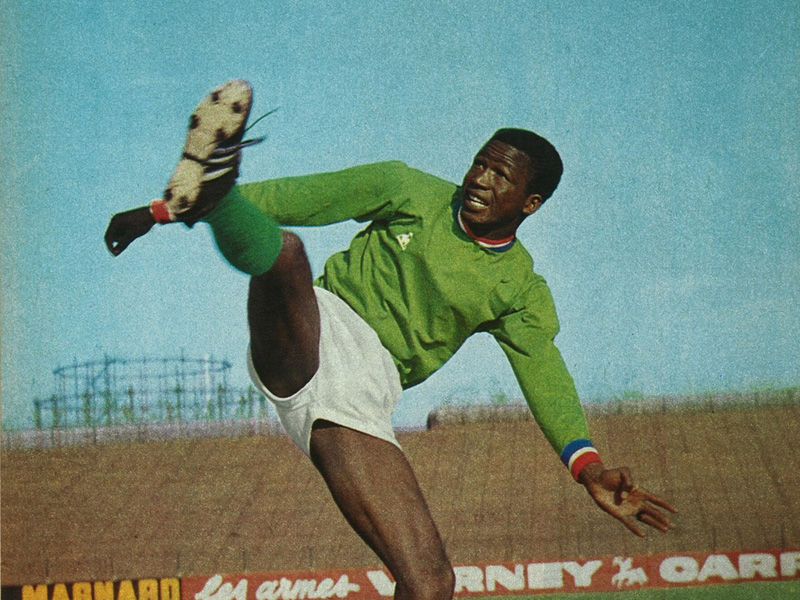 En 1970, Saint-Etienne choisit de mettre sur son logo une panthère noire en hommage à Salif Keïta. Surnommé ainsi, l’attaquant malien marque 142 buts et remporte trois championnats de France consécutifs avec l’ASSE (1967-1972). Il devient le premier Ballon d’or africain en 1970.